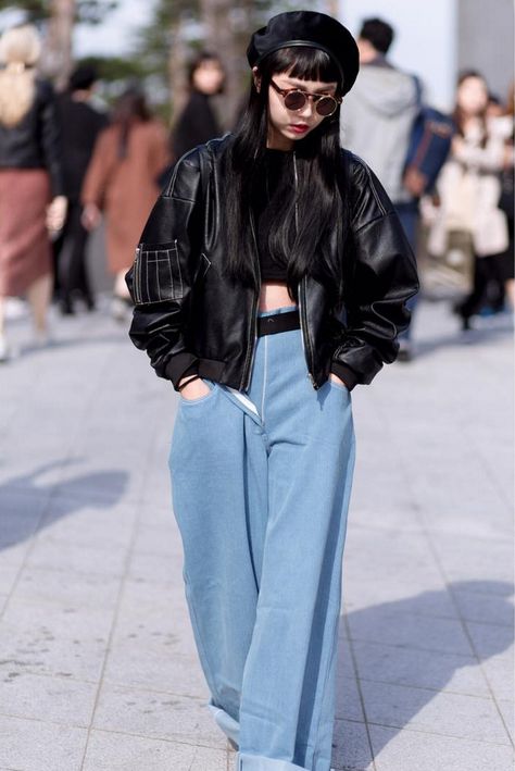 Korea's Buzziest City Is Making Its Style Mark: A Peek Inside Seoul Fashion Week China Street Fashion, 00s Mode, Japan Fashion Street, Seoul Fashion Week, Seoul Fashion, Asian Street Style, Tokyo Fashion, Looks Street Style, Japanese Street Fashion