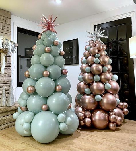 Balloon Christmas, Balloon Tree, Christmas Balloon Decorations, Holiday Balloons, Deco Ballon, Company Christmas Party, Red Green Christmas, Large Christmas Tree, Diy Balloon Decorations