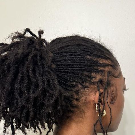 naritheloc☆ on Instagram: "LOC DUMPPP … I’ve been trying to wear my hair down more often and not over style it. My go-to is a ponytail or messy bun, but you have to be careful when it comes to tight styles (especially when adding hair). There are two products that I like to use to moisturize & grow my edges. First I like to make sure I always wash out my edge control, then go in with @themaneattraction.lg hair growth spray & oil (code: Narithelocstar) and massage that in for at least 2 minutes. I’ve definitely been seeing a difference & my edges have been fuller. • • • • • • #microlocs #sisterlocs #locs #dreads #twostrandtwists #starterlocs #locstyles #womenwithlocs #microlocjourney #microlocjourney #locjourney #narithelocstar" Micro Locs, Hair Growth Spray, Sister Locs, Two Strand Twists, Starter Locs, Edge Control, A Ponytail, Hair Crush, Hair Down