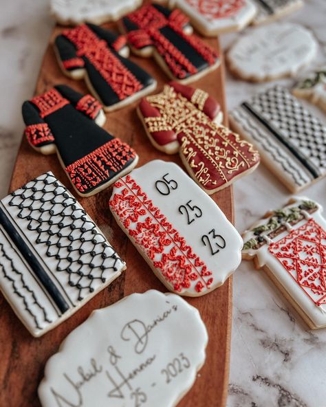 #palestiniancookies on Instagram | Hashtags Henna Decoration Ideas Decor, Henna Cake, Bride Fashion Illustration, Special Cookies, Eid Cake, Henna Night, Wedding Sweets, Henna Party, Themed Desserts