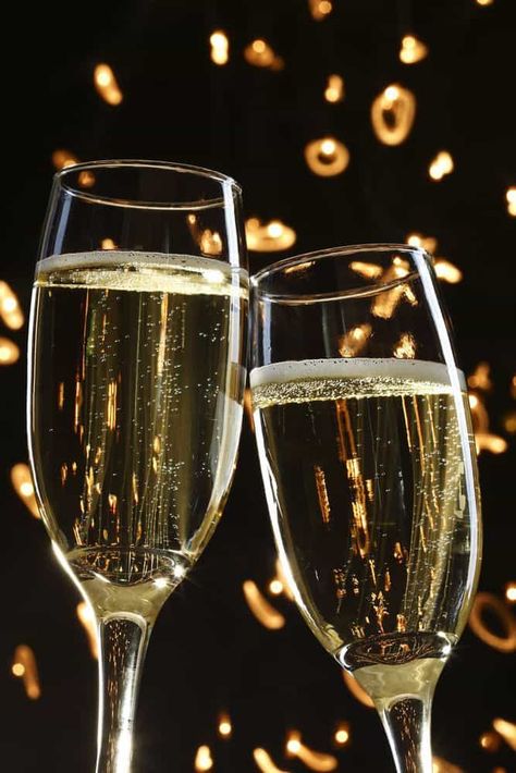 Learn how to make mock Champagne with 2 simple and easy to find ingredients. Perfect for baby showers, those who do not drink alcohol, and kids who want to celebrate. Mock Champagne, Non Alcoholic Wine, Personalized Wine Glass, Drinking Games, Ginger Ale, Non Alcoholic, House Party, Champagne Flute, New Years Eve