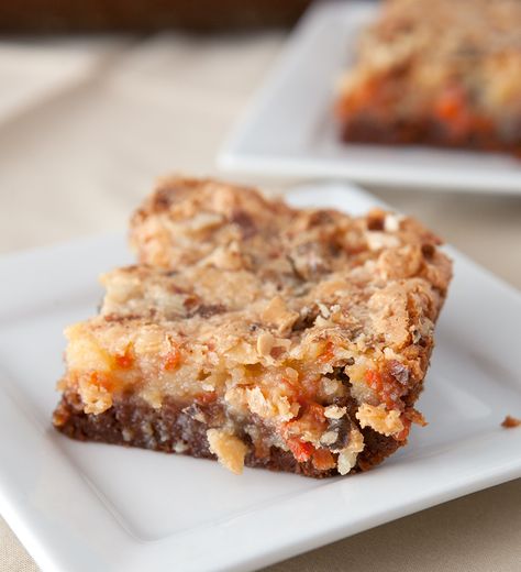 carrot-cake-chess-squares-gooey-cake-recipe-05 Carrot Cake Ooey Gooey Bars, Ooey Gooey Carrot Cake, Gooey Recipes, Chess Bars, Baked Bars, Baked Cream Cheese, Chess Cake, Chess Squares, Cake Carrot