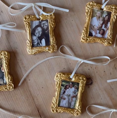 Diy Frame Ornaments, Homemade Ornaments With Pictures, Clay Picture Frames Diy, Air Dry Clay Photo Frame, Air Dry Clay Christmas Gifts, Air Dry Clay Picture Frame, Picture Ornaments Diy, Clay Picture Holder, Christmas Ornament Frame