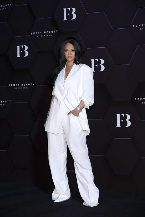 Rihanna Street Style, Looks Rihanna, Rihanna Outfits, Women In Suits, Rihanna Looks, Rihanna Style, White Suit, All White Outfit, Rihanna Fenty