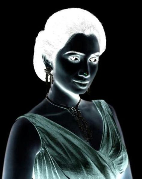 Stare at the woman’s nose for about 10 seconds. Then look at a lighter surface, like a wall, and blink rapidly. Her face should now have color! Optical Illusions Faces, Face Illusions, Street Art Illusions, Funny Illusions, Illusion Photos, Illusions Art, Vision Therapy, Cool Illusions, Funny Mind Tricks