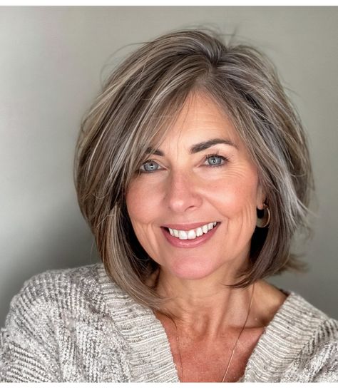 Layered Bob For Thick Hair Over 50, Growing Out Layers Haircut, Grey Layered Bob, Short Bob Haircuts With Layers, Layered Bob Hairstyles For Fine Hair, Short Bob With Layers, Short Hair Edgy, Cute Bob Styles, Hair Styles Messy