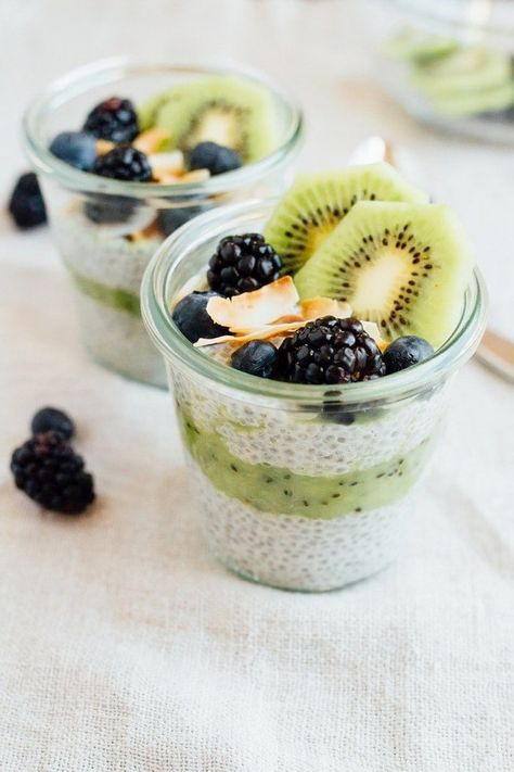 This Kiwi Chia Pudding Parfait is a unique way to enjoy fresh kiwi. The combo of chia seed pudding and kiwi puree makes for a healthy breakfast or snack that’s filling and delicious. Kiwi Puree, Chia Pudding Parfait, Pudding Parfait, Chia Seed Recipes Pudding, Chia Seed Recipes, Healthy Brunch, Chia Pudding Recipes, A Healthy Breakfast, Chia Seed Pudding