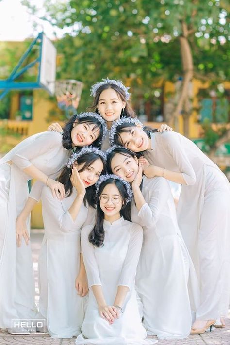 6 Friends Photoshoot, 6 People Poses Friends, Bestie Ber 6, Group Of 6 Poses, Friend Photoshoot Group Photo Ideas, Wedding Group Poses, 7 Siblings, Black And White Maternity, Group Photo Poses