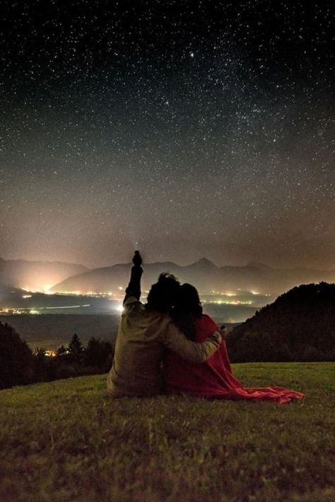 7 fun winter activities with your new blanket – The British Blanket Company Travel Together Aesthetic, Date Night Star Gazing, Watching The Stars Date, Watching The Stars Together, Star Gazing Date Aesthetic, Star Watching Date, Star Gazing Date Ideas, Watching Stars Couple, Watching Stars Aesthetic