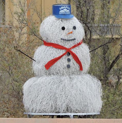 Tumbleweed snowman in Albuquerque, New Mexico. These tumbleweed snowmen are so cute - and clever! Mexico Christmas, Handmade Felt Ornament, Halloween Silhouettes, Felt Christmas Tree, Albuquerque New Mexico, Easy Christmas Crafts, Navidad Christmas, Handmade Felt, Felt Christmas