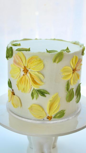 Spatula Flowers On Cake, Spatula Painted Cake Flowers, Painted Cake Ideas, Spatula Cake Decorating, Spatula Painted Cake, Flower Cake Designs, Cake With Yellow Flowers, Painted Floral Cake, Simple Flower Cake