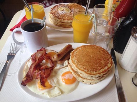 This magnificent lumberjack. American Home Cooked Meals, American Breakfast Ideas, Snow Story, Volturi Kings, Wattpad Vampire, Food France, Americana Food, Breakfast In America, France Food