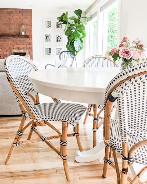 French Bistro Kitchen Table, Dining Table With White Metal Chairs, French Bistro Chairs Dining Room, White Circle Kitchen Table, French Cafe Dining Room, French Bistro Kitchen Decor, Bistro Chairs Dining Room, White Table White Chairs, Bistro Chairs Kitchen