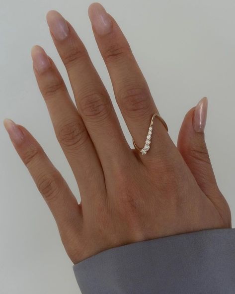 CADETTE (@cadettejewelry) • Instagram photos and videos Engagement Icon, Silver Jewelry Accessories, Chevron Bracelet, Pearl Necklace Earrings, Jewelry Bracelets Gold, Gold Ring Designs, Simple Engagement Rings, Gold Fashion Necklace, Minimal Jewelry