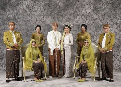 Wedding Photo Family, Wedding Theme Design, Wedding Group Photos, Javanese Wedding, Wedding Reference, Bridesmaid Poses, Pre Wedding Photoshoot Props, Kebaya Wedding, Moodboard Wedding