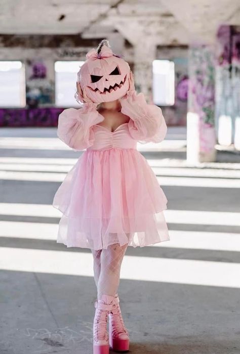 Image Halloween, Halloween Photography, Pastel Halloween, Style Kawaii, Halloween Photoshoot, Halloween Inspo, Pink Halloween, Halloween Photos, Halloween Inspiration