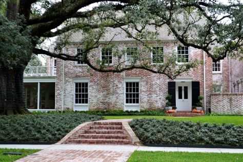 If you are deciding whether or not to paint your brick house, we’ve outlined the benefits and downsides to help you make an informed decision. https://howardevans.exprealty.com/index.php #CAW #webuyhouses #webuyhomes #cashoffer #preforeclosure #foreclosure #bankruptcy #realestate Houston Landscaping, Exterior Siding Options, Small Patio Spaces, Brick Steps, Siding Options, Low Maintenance Landscaping, Beautiful Yards, Low Maintenance Garden, Backyard Spaces