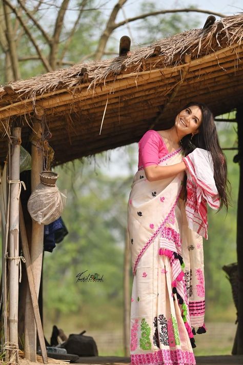 Bihu Dance Photography, Mekhla Chadar Saree, Assamese Outfit, Assamese Aesthetic, Chadar Mekhela, Bihu Dance, Sador Mekhela, Assamese Culture, Tamil Ponnu