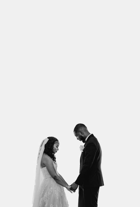 Wedding Photography Praying, Wedding Praying Photos, Black Christian Wedding, Simple Wedding Picture Ideas, Praying Couple Photography, Black Couple Praying Together, Family Wedding Photos Poses Parents, Praying Together Couple, Wedding Photo Ideas Bride And Groom Creative