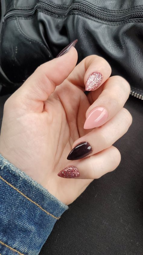 Awesome Color Combo Cute Short Nail Colors, Almond Gel Nails Ideas Fall, Nail Ideas For October, Nail Ideas For Work Simple, Fall Dip Manicure Ideas, Glittery Fall Nails, Short Pointy Nails Almond, Cute Simple Nail Ideas, Nail Ideas Halloween