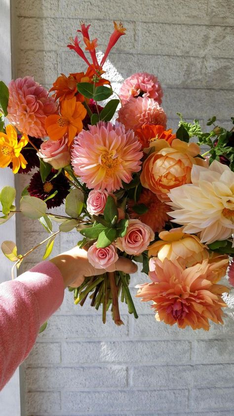 Fall Wedding Bouquet, Dahlias Wedding, Peach Melba, Dahlia Bouquet, Bridal Bouquet Flowers, Fall Wedding Bouquets, Fall Wedding Flowers, Seni Cat Air, Orange Wedding