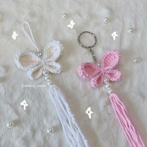 Aesthetic Crochet Keychain Ideas, Crochet Keyring Ideas, Crochet Ideas Keychain, Keychain Crochet Ideas, Keychains To Make, Crochet Butterfly Keychain, Cute Keychain Crochet, Crochet Keychain Ideas, Keyring Ideas