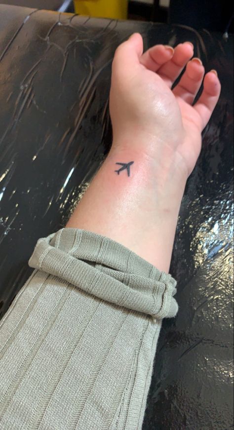 Airplane Wrist Tattoo, London Inspired Tattoo, London Tattoo Ideas, Aeroplane Tattoo, Aircraft Tattoo, Tattoo Airplane, Airplane Tattoo, Glasses Tattoo, Pilot Glasses