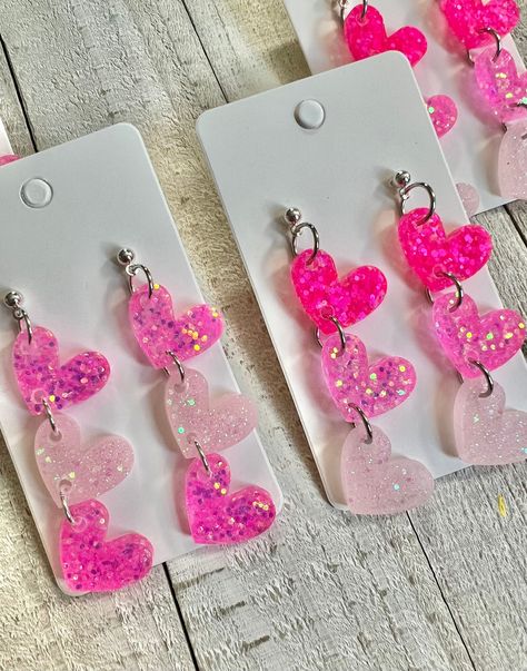 Earrings With Cricut, Resin Earrings Ideas, Resin Earrings Diy, Diy Resin Earrings, Resin Crafts Tutorial, Laser Engraved Ideas, Diy Resin Projects, Resin Jewelry Diy, Valentines Earrings