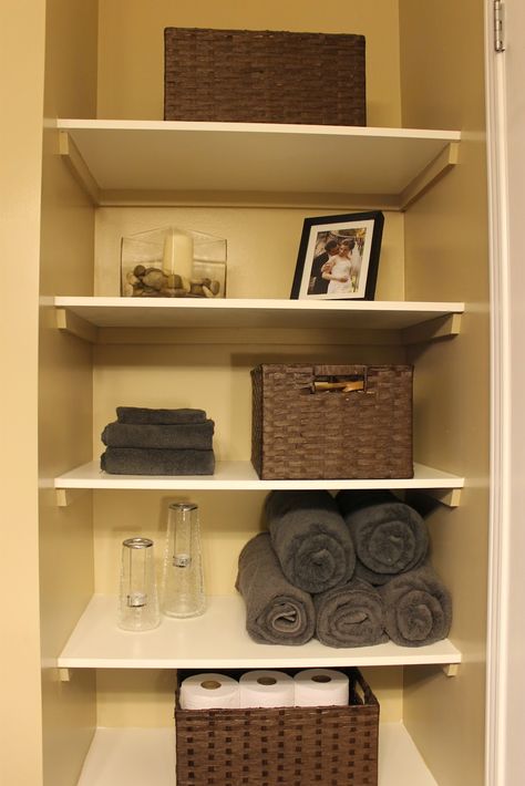 KM Decor: DIY: Organizing Open Shelving in a Bathroom Shelves In Bathroom Closet, Open Shelves In Bathroom, Decoration Dressing, Shelves In Bathroom, Diy Lake, Bathroom Closet Designs, Build Shelves, Diy Dressing, Small Bathroom Shelves