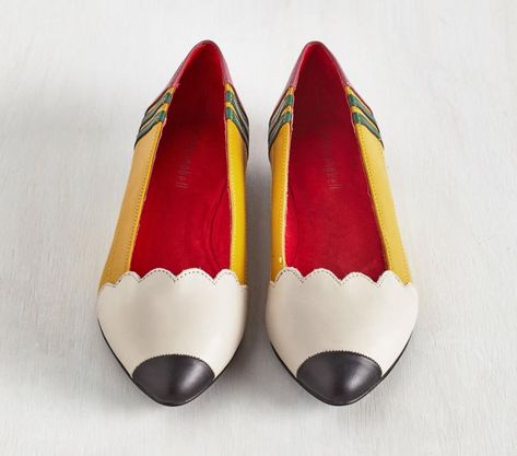 These Women's Pencil Shoes Are Perfect For A Teacher's First Day of School Pencil Shoes, Pretty Closets, Vintage Flats, Pointy Toe Flats, Teacher Style, Leather Flat Shoes, Elegant Shoes, Jeffrey Campbell Shoes, Pointed Toe Flats