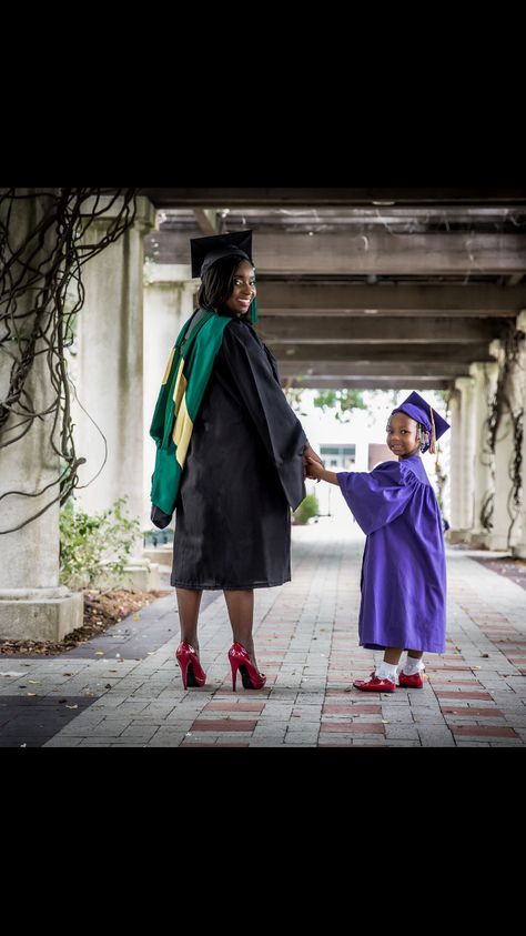 Mommy and me graduation pics Kindergarten Party, Cap And Gown Pictures, Nursing Graduation Pictures, College Graduation Photos, Graduation Pics, Sons Graduation, Graduation Photography Poses, College Graduation Pictures, Graduation Poses