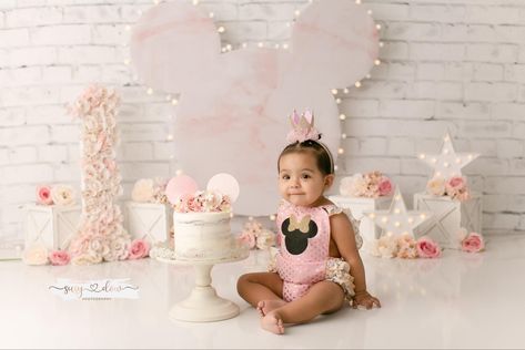 1st Birthday Photoshoot Minnie Mouse, Minnie Mouse First Birthday Photo Shoot, Minnie Smash Cake, Minnie Mouse Smash Cake 1st Birthdays, Minnie Mouse Birthday Photoshoot, Minnie Mouse Photoshoot, Minnie Mouse Photo Shoot Ideas, Minnie Mouse Cake Smash, Light Pink Cake