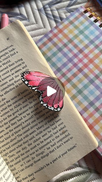 Book Markers Ideas Diy, Diy Book Markers Ideas, Bookmarks Handmade Easy, Easy Bookmark Ideas, Book Marks Diy, Watercolour Bookmarks, Bookmark Easy, Butterfly Bookmark, Free Gift Idea