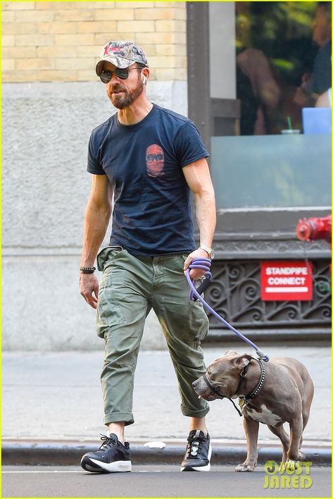 Justin Theroux Style, The Spy Who Dumped Me, Big Biceps, New Balance Outfit, Justin Theroux, Arm Muscles, Biggie Smalls, Dad Fashion, Outfits With Converse