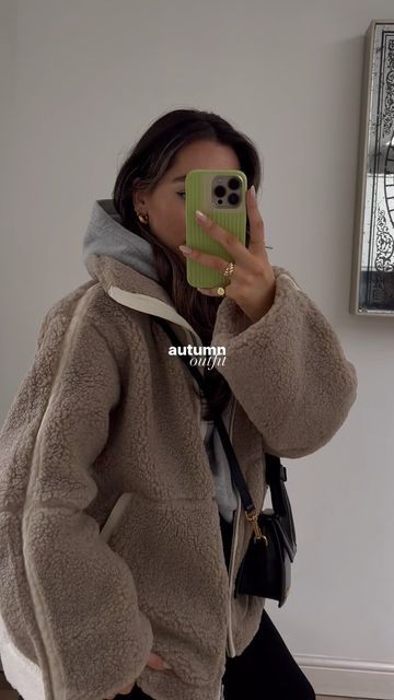 Styling Hoodies Women, Sherpa Jacket Outfit, Hoodie Zara, Bag Jacquemus, Ugg Bag, Grunge Fits, Estilo Indie, Cozy Fall Outfits, Zara Boots