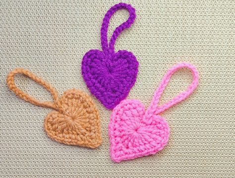 How to Make a Quick Crochet Heart Charm Crochet Charms, Charm Crochet, Crochet Valentines, Puff Stitch Crochet, Runner Pattern, Crochet Hearts, Cat Applique, Crochet Heart Pattern, Crocheting Ideas