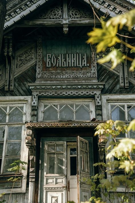 Wooden russian architecture Urban Explorer, Russian Architecture, Wooden Architecture, Russian Culture, Russian Folk, Take Pictures, Eastern Europe, House In The Woods, Country Life