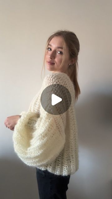 Fuzzy Yarn Crochet, Crochet Modern, Knitting Amigurumi, Fluffy Sweater, Yarn Knitting, Crochet Fashion Patterns, White Crochet, Crochet Fashion, Crochet Sweater