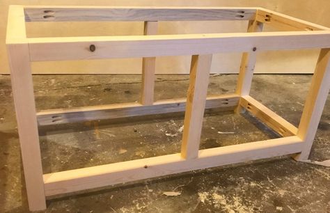 Add middle divider to the diy storage chest frame Diy Storage Chest, Diy Wood Chest, Diy Storage Trunk, Toy Box Plans, Chests Diy, Diy Storage Bench, Diy Rangement, Diy Storage Boxes, Entryway Bench Storage