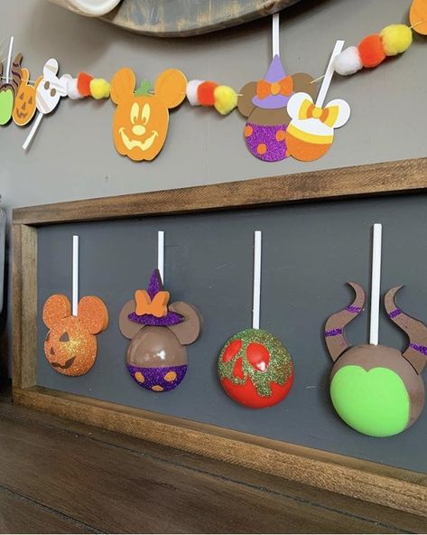 Disney Themed Halloween Decorations, Disney Halloween Garland, Disney Fall Decorations Diy, Mickey Cricut Projects, Disney Window Decoration Ideas Halloween, Diy Mickey Pumpkin, Disneyland Trunk Or Treat, Disney Halloween Ideas, Disney Halloween Wreath