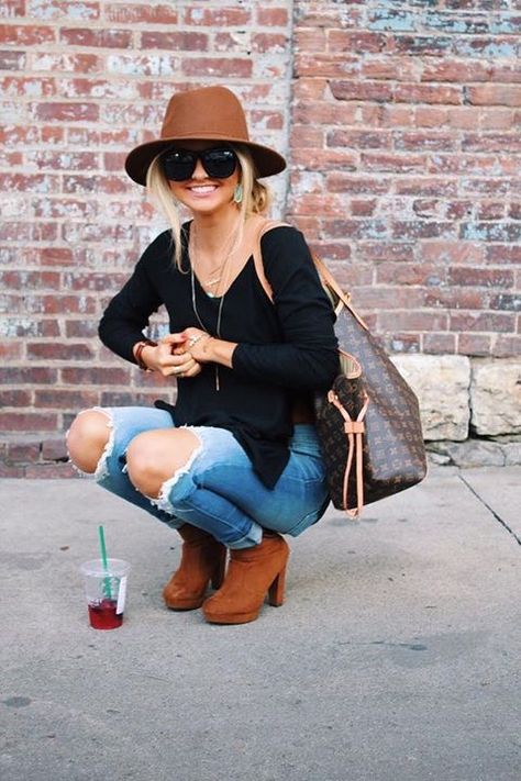 Street style from nashville blogger Instagram @SheaLeighMills || spring & summer style with ripped jeans and hat Outfits With Hats For Women, Nashville Outfits Spring, Country Concert Outfits, Ripped Jeans Outfit, Blogger Instagram, Nashville Outfits, Outfits Spring, Outfits Winter, Outfits With Hats