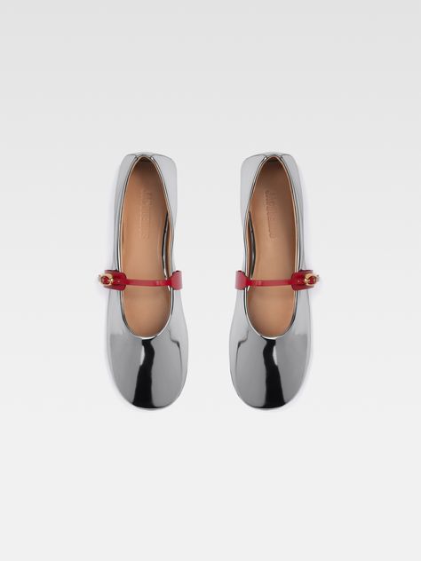 Jacquemus Shoes, Silver Flats, Ballerina Shoes, Mary Jane Flats, Embossed Logo, Leather Flats, Metallic Leather, Metal Buckles, Leather Straps