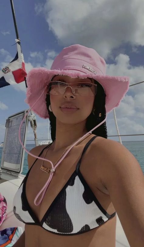 Bucket Hat Outfit Summer, Hat Outfit Summer, Summer Baddie, Bucket Hat Outfit, Pink Bucket Hat, Beach Instagram Pictures, Pink Lifestyle, Ibiza Outfits, Hat Outfit