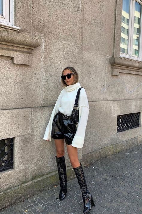 Contemporary outfits for fall with leather shorts, knee high boots and a turtle neck sweater #ootd #outfitideas #contemporary Leather Shorts Outfit, Mode Dope, Shorts Outfit, Looks Street Style, Modieuze Outfits, Elegantes Outfit, Winter Trends, Contemporary Outfits, Looks Chic