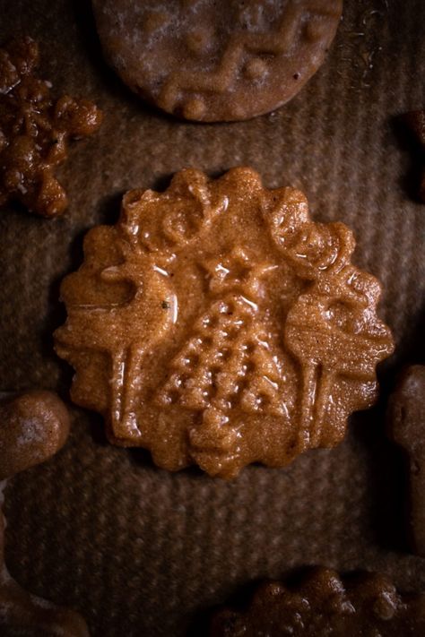 This is a simple and delicious recipe for speculoos gingerbread cookies! Topped with the most fingerlicking delicious brown butter maple glaze. www.twosisterslivinglife.com #gingerbreadcookies #speculaascookies #gingerbreadrecipes #softgingerbreadcookies #withoutmolasses #christmascookies #christmascookierecipes Gingerbread Shortbread, Molded Cookie Recipe, Cookies With Brown Butter, Speculoos Cookie Butter, Boozy Chocolate, Chocolate Shortbread Cookies, Soft Gingerbread Cookies, Ginger Bread Cookies Recipe, Gingerbread Recipe