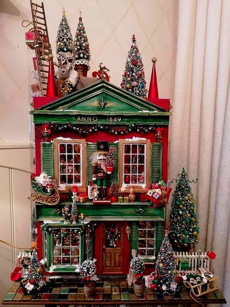 Christmas House Miniature, Christmas Dolls House, Christmas Dollhouse Diy, Christmas Houses Village, Diy Christmas House, Winter Miniature, Christmas Toy Shop, Advent House, Christmas Dollhouse