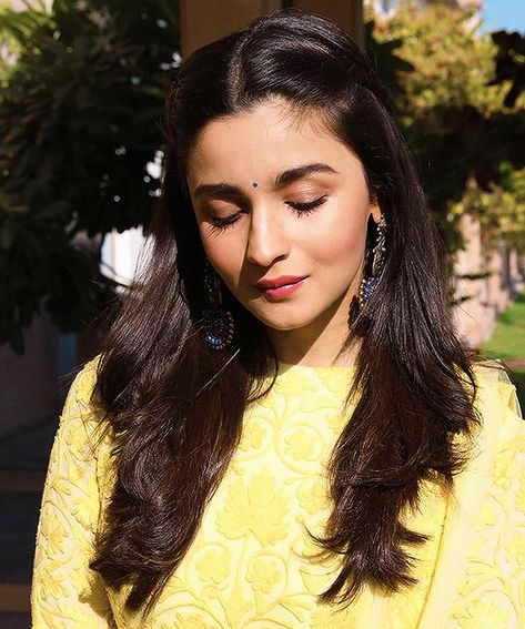 Alia Bhatt Hairstyles, Hair Style On Saree, Saree Hairstyles, Alia Bhatt Photoshoot, Engagement Hairstyles, Indian Wedding Hairstyles, Ethnic Hairstyles, Open Hairstyles, Front Hair Styles