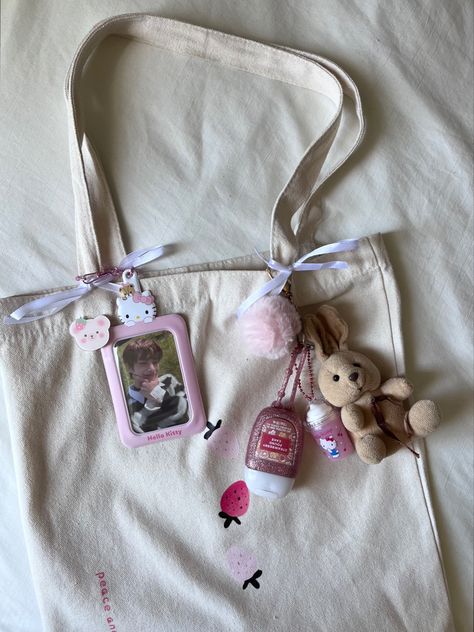 Photocard On Bag, Kpop Bag Aesthetic, Kpop Concert Bag, Kpop Bag, Kpop Tote Bag, Totebag Aesthetic, Mochila Kpop, Pink Princess Aesthetic, Concert Bag