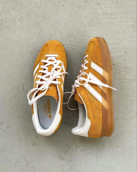 Aesthetic Summer Shoes, Summer Shoes 2023, Summer Shoes Trends, Gazelle Adidas, Shoes Trends, Ootd Women, Mens Summer Shoes, Shoes 2023, Funky Shoes