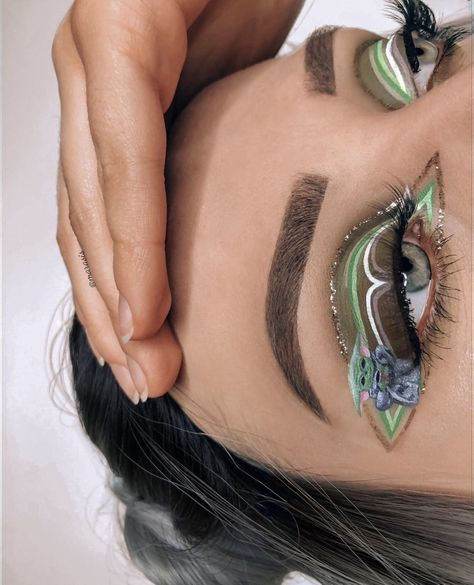 Yoda Makeup Cute, Star Wars Makeup Looks, Baby Yoda Makeup, Yoda Makeup, Star Wars Makeup Ideas, Artistic Eyeshadow, Star Wars Makeup, Eye Face Painting, Christmas Eyeshadow